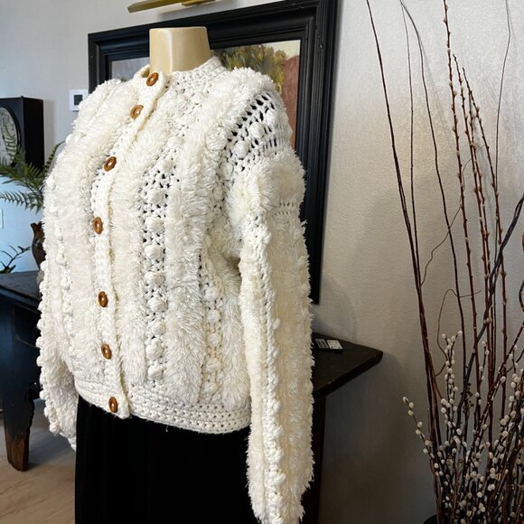 ANSWERS by RIDDLES Inc. 1970's Shaggy Chunky KNIT SWEATER w/ Wooden Buttons - Picture 4 of 6